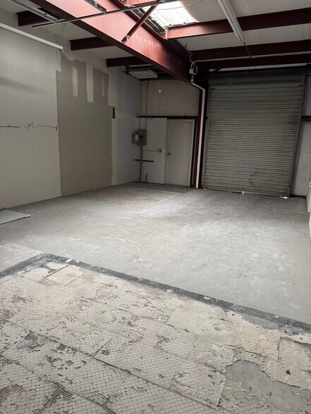 More Photos Of 5500 Commerce Dr, Orlando Warehouse For Lease