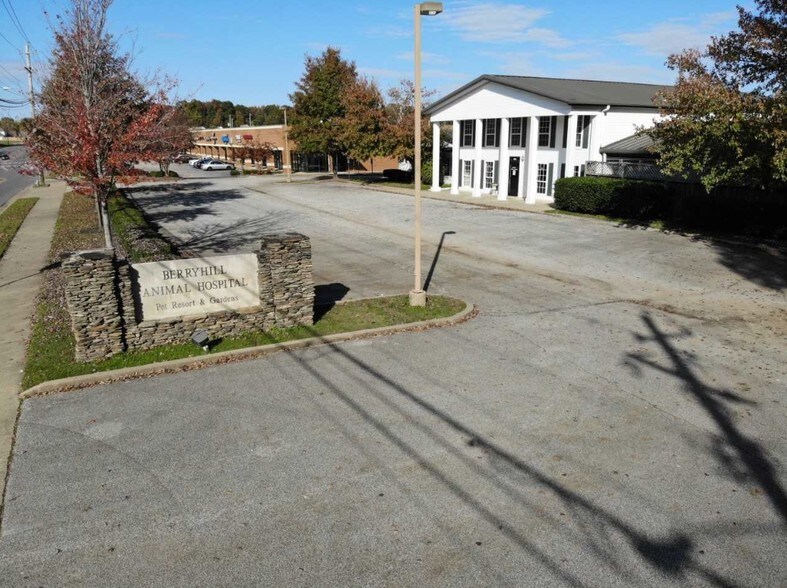 More Photos Of 1850 Berryhill Rd, Cordova Veterinarian Kennel For Sale