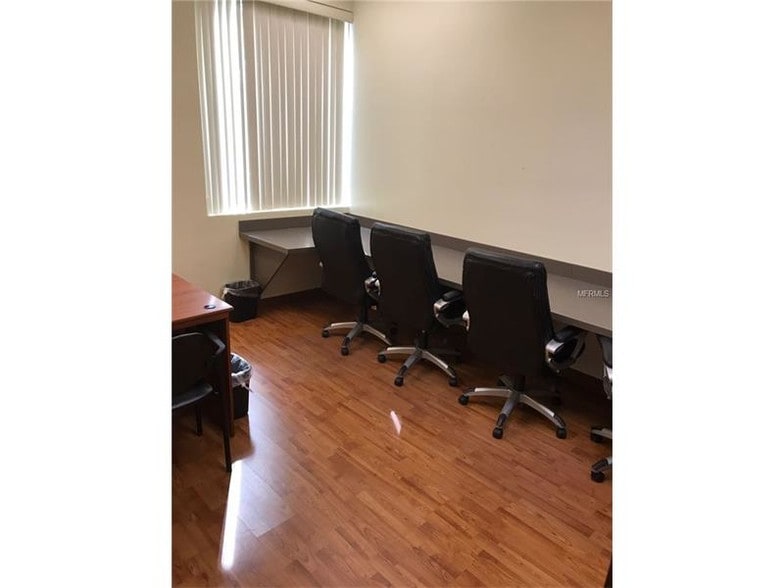 More Photos Of 7901 Kingspointe Pky, Orlando Showroom For Sale