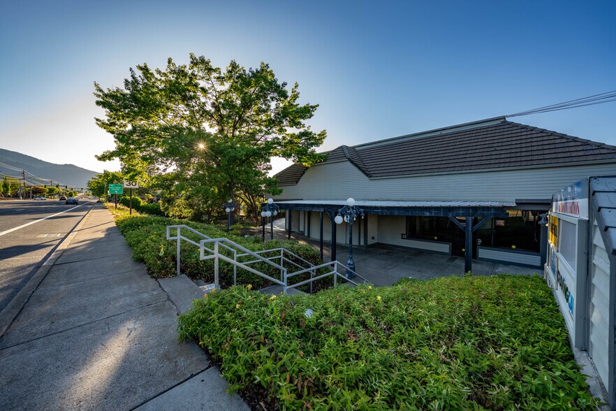 More Photos Of 2345 Ashland St, Ashland Freestanding For Lease