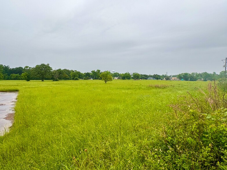 More Photos Of 300 W School St, Madisonville Light Distribution For Sale