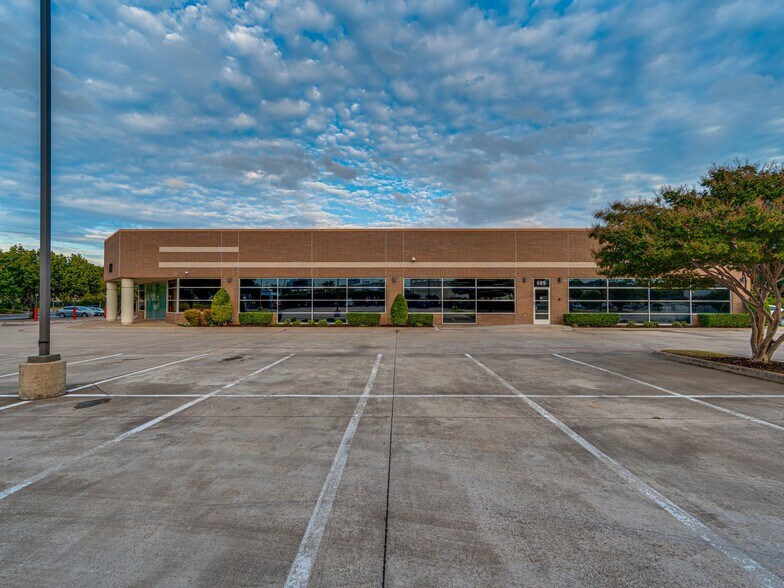 More Photos Of 689 Airport Fwy, Hurst Office For Lease