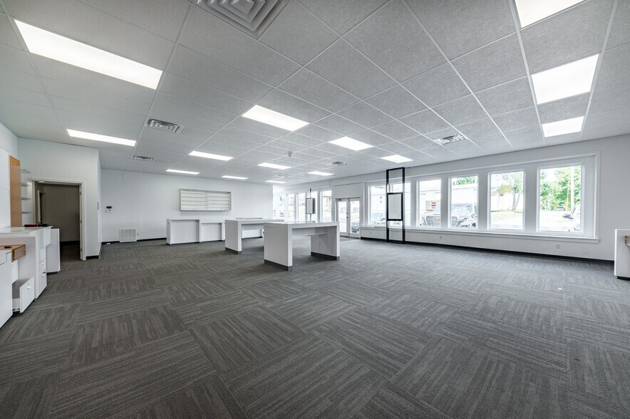 More Photos Of 422 E Main St, Kingwood Storefront For Lease