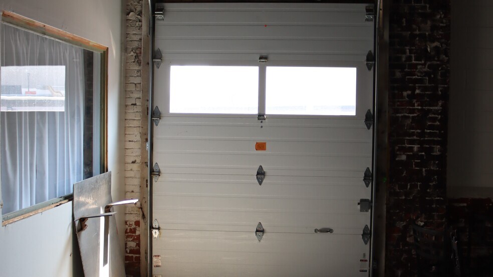 More Photos Of 25 Esten Ave, Pawtucket Showroom For Lease