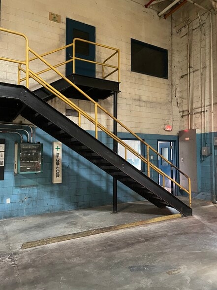 More Photos Of 3300 Sylvester Rd, Albany Manufacturing For Sale