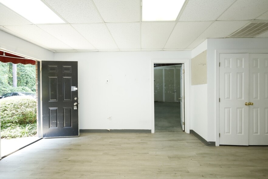 More Photos Of 4122 B Bennett Memorial Rd, Durham Flex For Lease