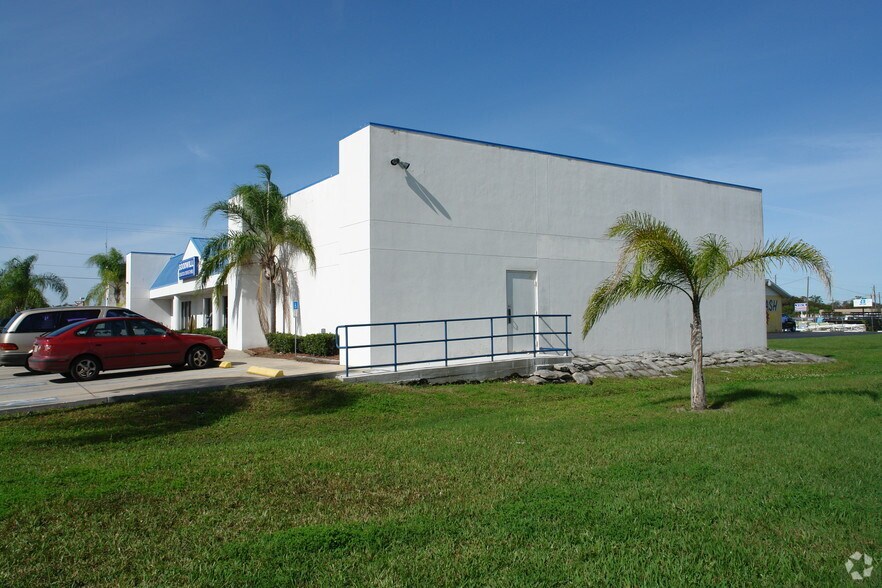 More Photos Of 1210 10th St E, Palmetto Freestanding For Lease