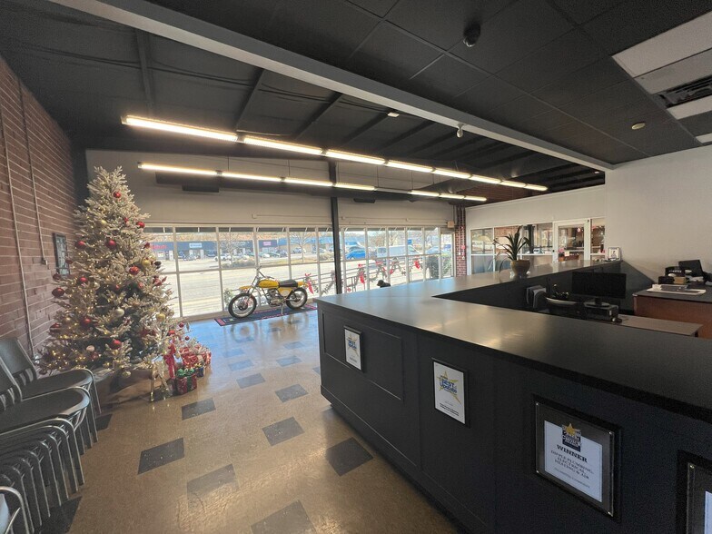More Photos Of 211 N Pleasantburg Dr, Greenville Light Manufacturing For Lease