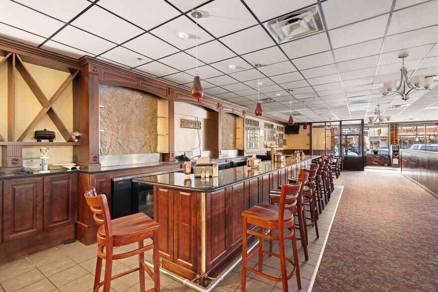 More Photos Of 402-406 Main St, Wakefield Restaurant For Lease