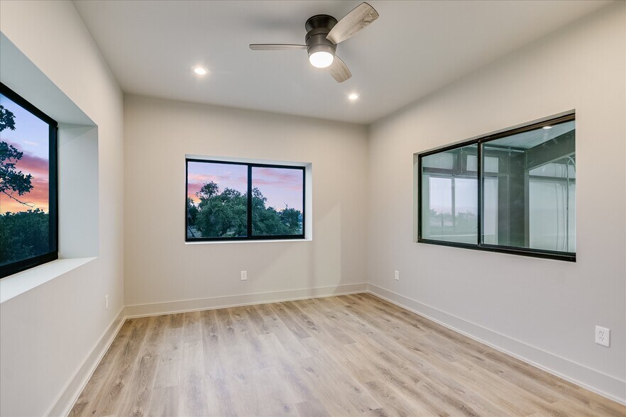More Photos Of 15210 Fitzhugh Rd, Austin Warehouse For Sale