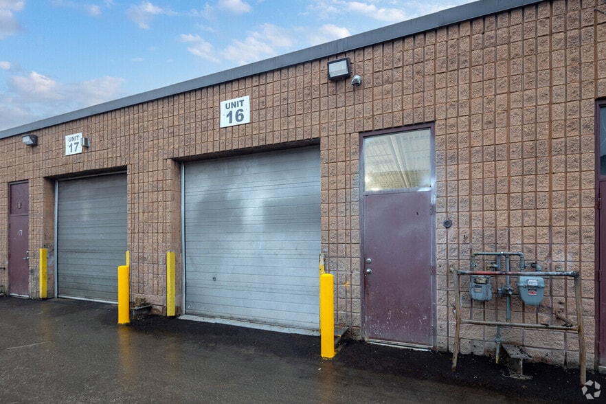 More Photos Of 21 Hale Rd, Brampton Warehouse For Sale