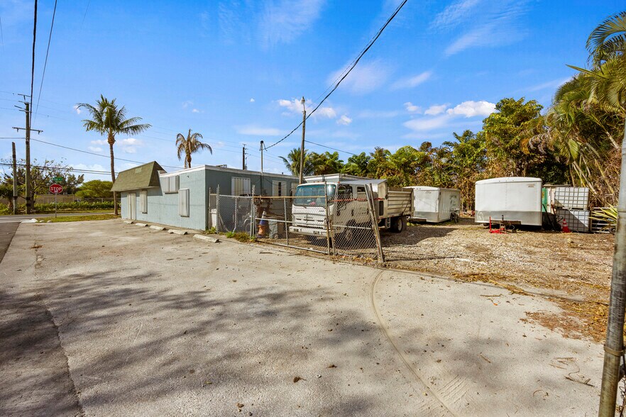 More Photos Of 3085 2nd Ave N, Palm Springs Freestanding For Sale