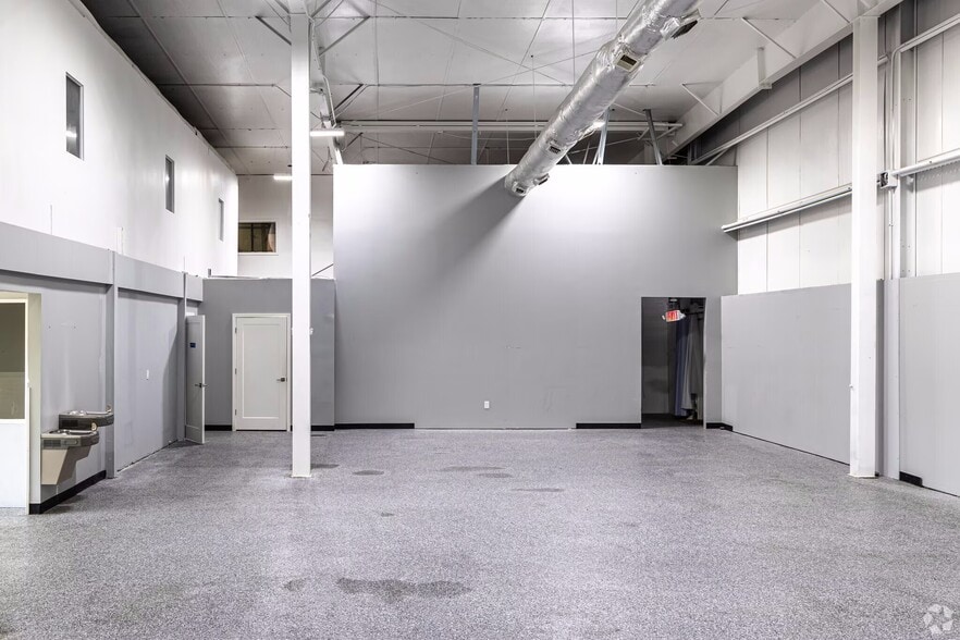 More Photos Of 1000 E Santa Fe St, Gardner Warehouse For Sale