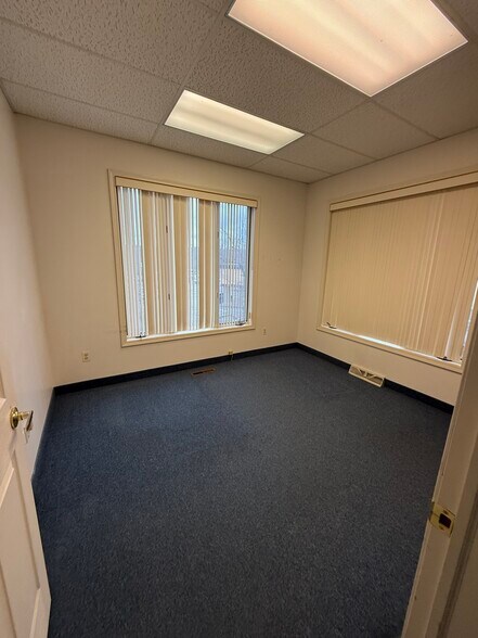 More Photos Of 1 Oxford Xing, New Hartford Medical For Lease