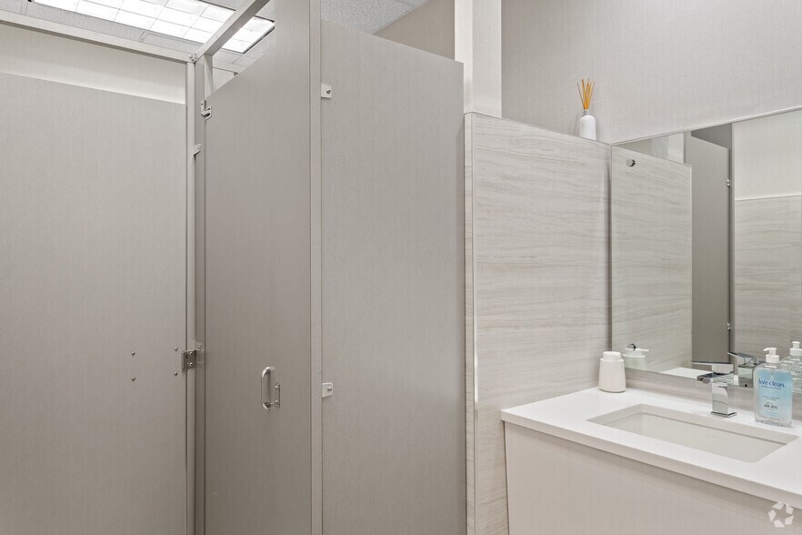 More Photos Of 100 Village Square Crossings, Palm Beach Gardens Medical For Lease