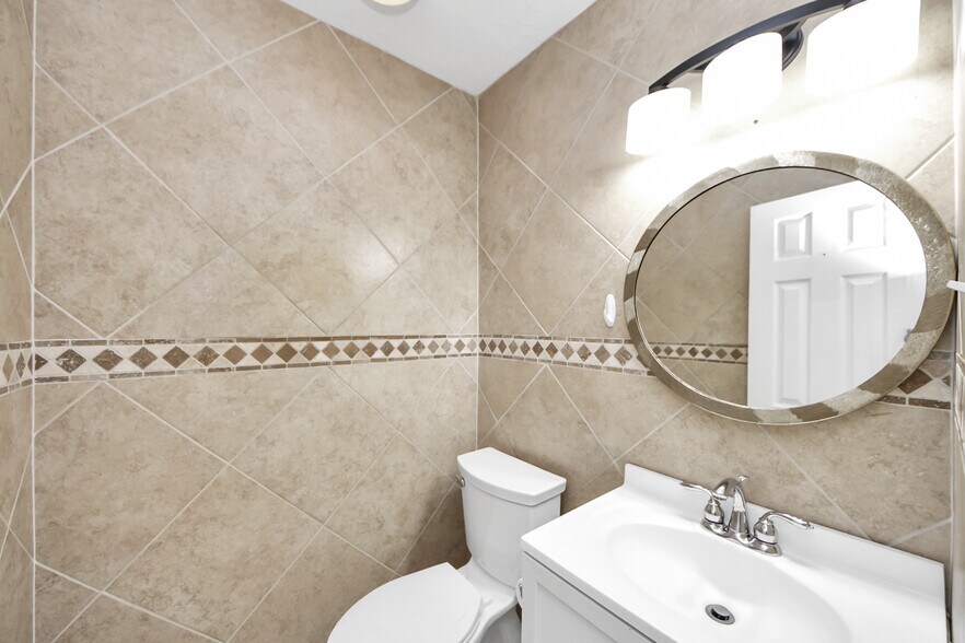 More Photos Of 2001 John St, Pasadena Office For Sale