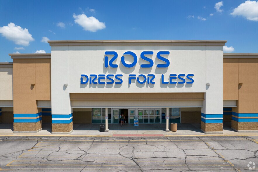 More Photos Of 902 W Kimberly Rd, Davenport General Retail For Sale