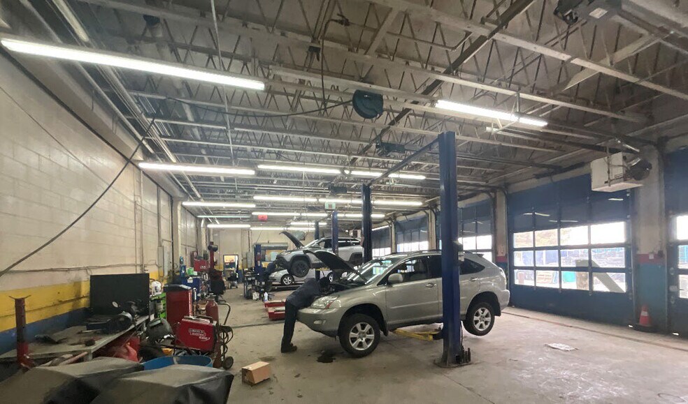 More Photos Of 514 S Railway St SE, Medicine Hat Auto Repair For Sale