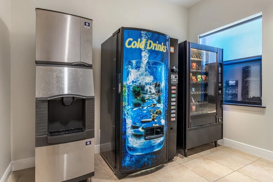 More Photos Of 702 Highway 146 S, La Porte Hotel For Sale