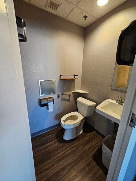 More Photos Of 601 W Owen K Garriott Rd, Enid Office For Sale