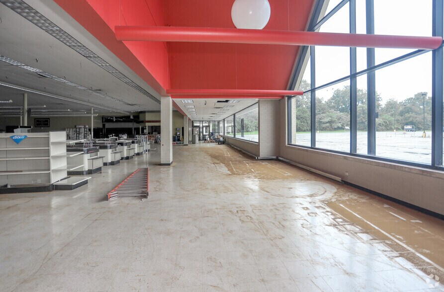 More Photos Of 11625 Fox Rd, Indianapolis Supermarket For Lease