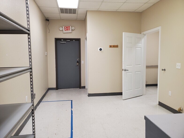 More Photos Of 405 E Parkwood Ave, Friendswood Office For Lease