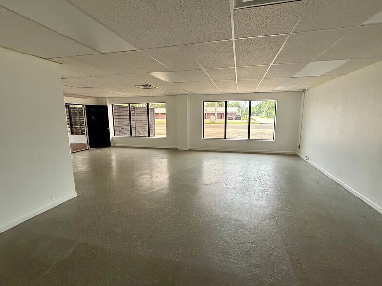 More Photos Of 1085 5th, Silsbee Restaurant For Lease