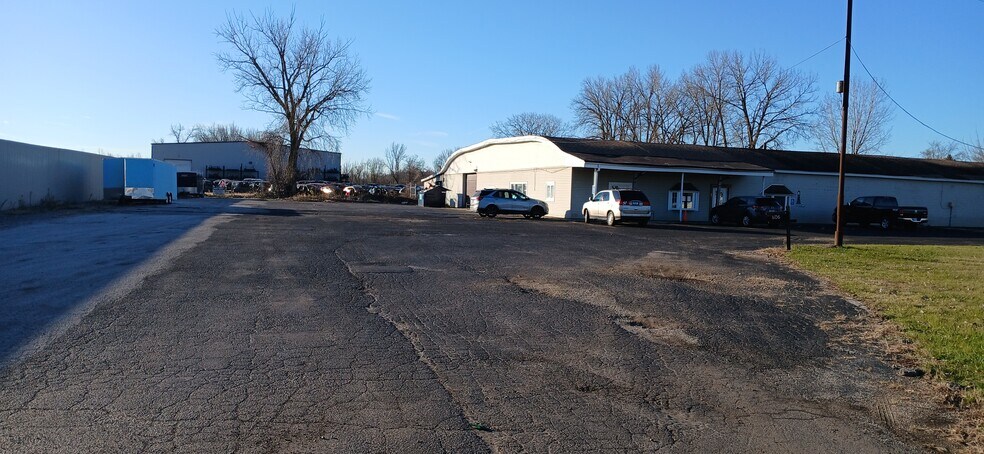 More Photos Of 806 W Us Highway 20, Michigan City Showroom For Lease