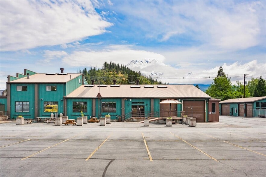 More Photos Of 360 College Ave, Weed Showroom For Sale