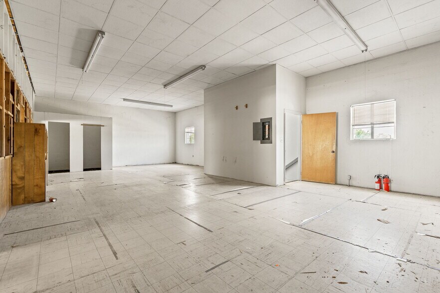 More Photos Of 140 1st S, Alabaster Storefront For Sale