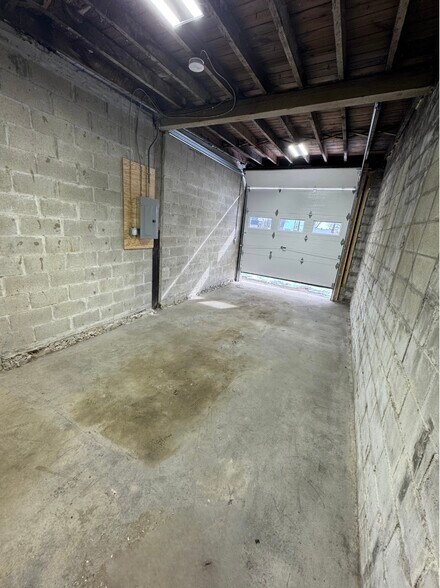 More Photos Of 326 Park St, West Springfield Showroom For Lease