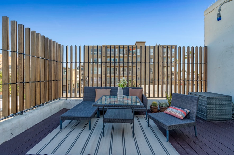 More Photos Of 1915 Ocean Front Walk, Venice Flex For Sale