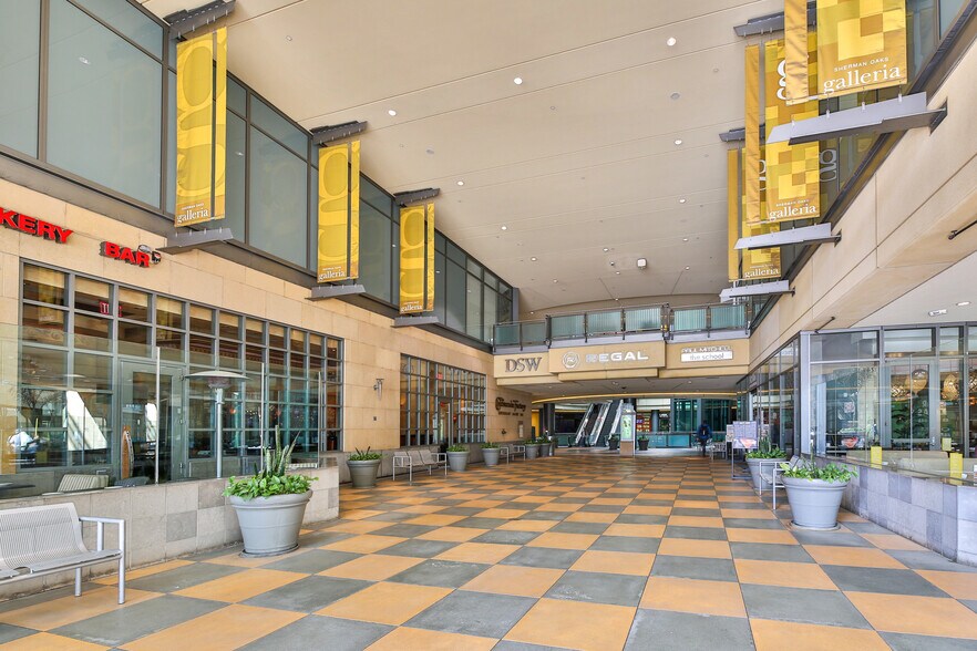 More Photos Of 15301 Ventura Blvd, Sherman Oaks Unknown For Lease