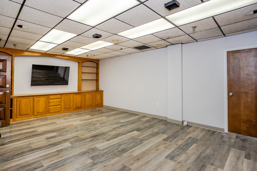 More Photos Of 239 Silas Deane Hwy, Wethersfield Medical For Lease