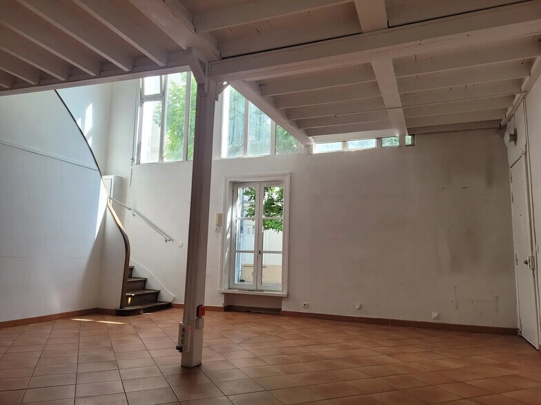 More Photos Of 11 Rue Chateaubriand, Paris Office For Sale