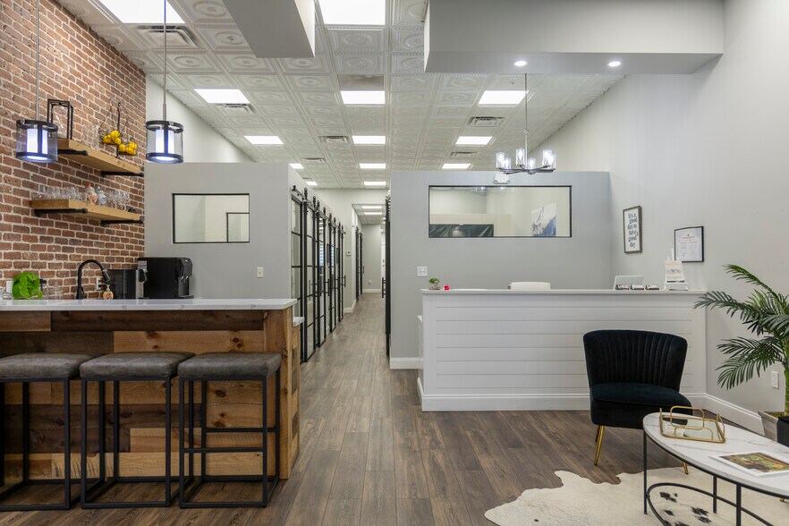 More Photos Of 1433 Main St, Sarasota Storefront For Lease