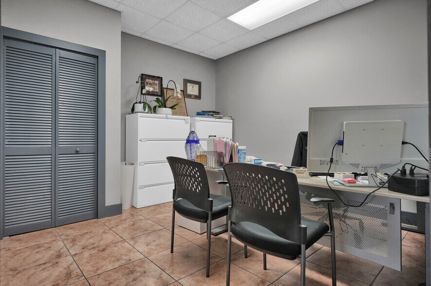 More Photos Of 8111-8119 NW 33rd St, Miami Warehouse For Sale