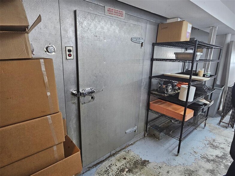 More Photos Of 6940 Myrtle Ave, Glendale General Retail For Lease