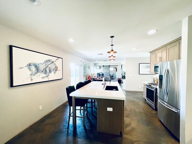 More Photos Of 484 W Chandler Blvd, Chandler Office For Lease