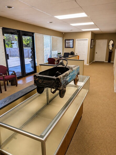 More Photos Of 531 Oak Dr, Lexington Auto Dealership For Sale