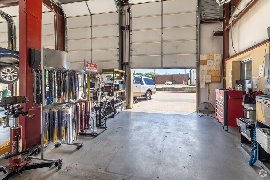 More Photos Of 2321 W Pioneer Pky, Pantego Industrial For Sale