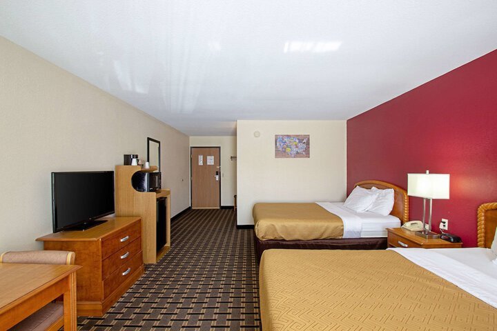 More Photos Of 833 N Frontage Rd, Wisconsin Dells Hotel For Sale