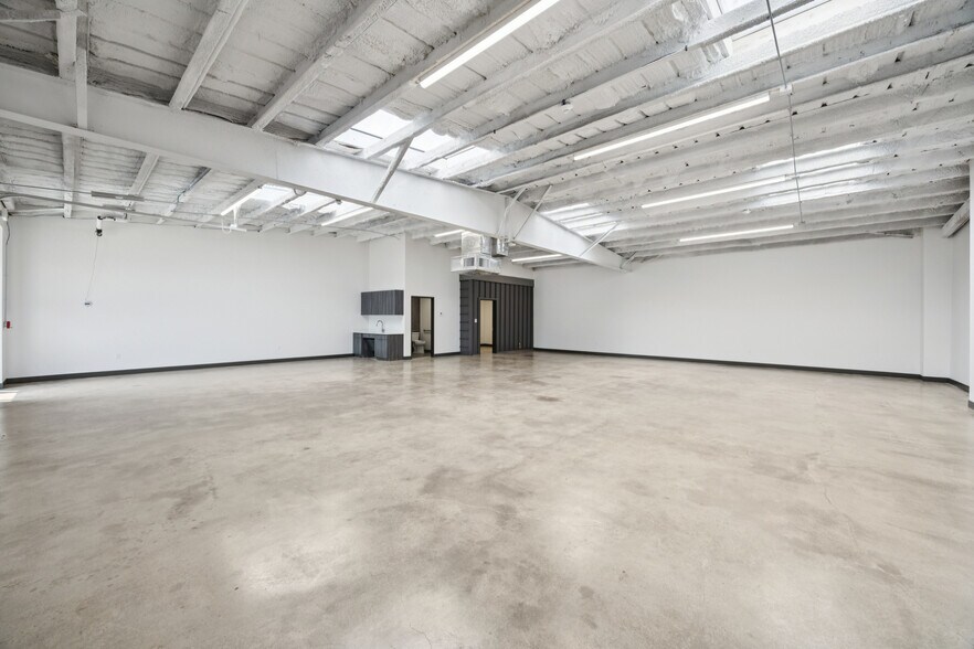 More Photos Of 4763 Vicksburg St, Dallas Distribution For Lease