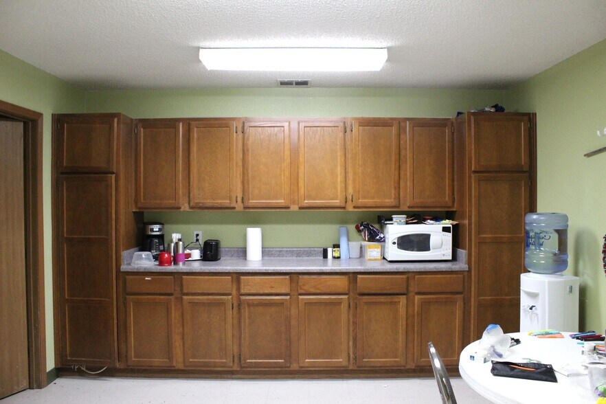 More Photos Of 802 Sanders Ave, Springdale General Retail For Lease