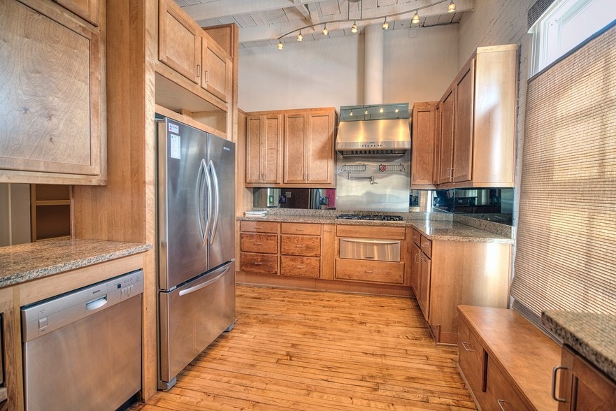 More Photos Of 2409 Commerce St, Houston Freestanding For Lease