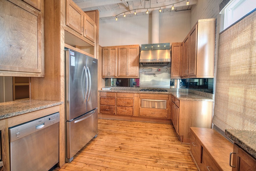 More Photos Of 2409 Commerce St, Houston Freestanding For Lease