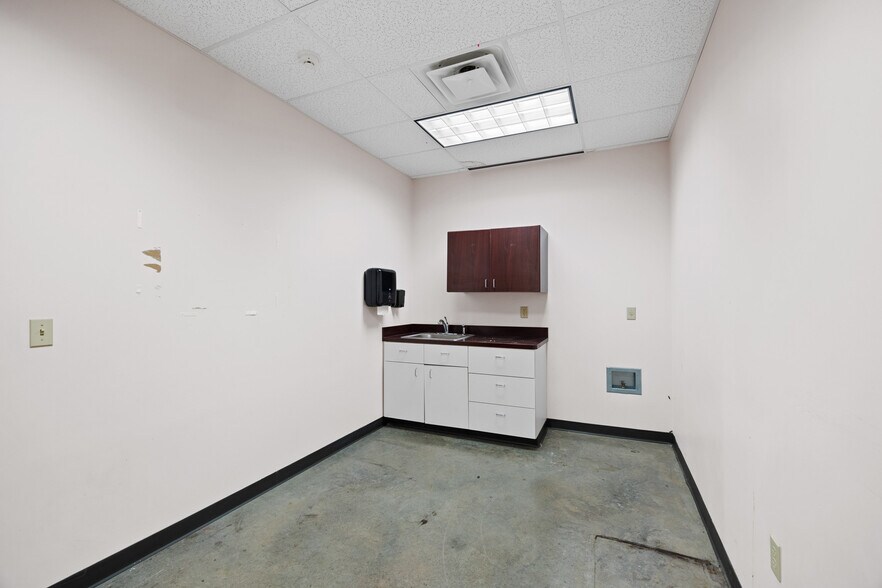 More Photos Of 1495 E 10th St, Jeffersonville Drugstore For Sale