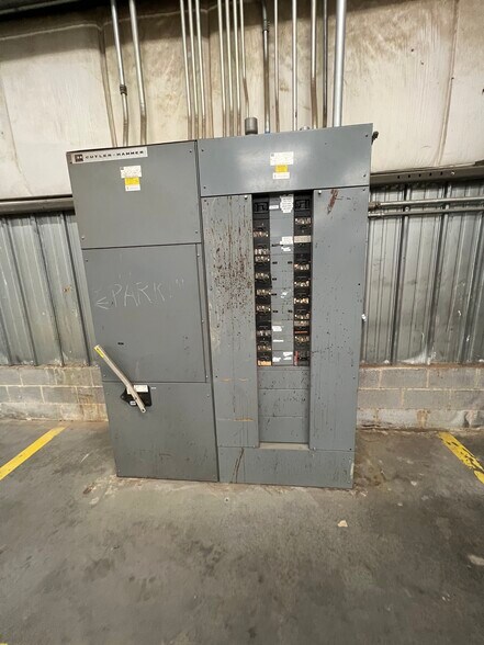 More Photos Of 815 W Green Dr, High Point Warehouse For Lease