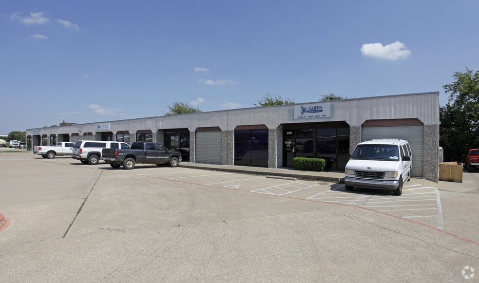 More Photos Of 4200 N Main St, Fort Worth Flex For Lease