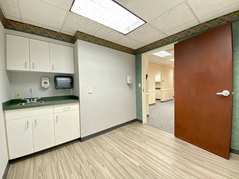 More Photos Of 1107 Statesville Blvd, Salisbury Medical For Lease